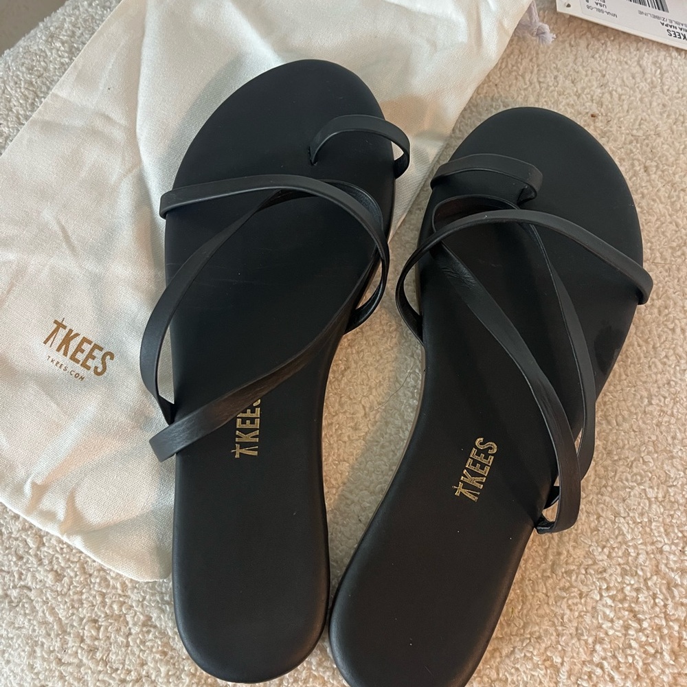 TKEES Black Minimalist Sandals